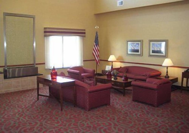 Imagen de los interiores del Hotel Quality Suites Near Cedar Creek Lake. Foto 16