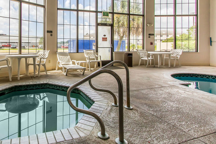 Imagen de la piscina del Hotel Quality Suites New Iberia. Foto 8