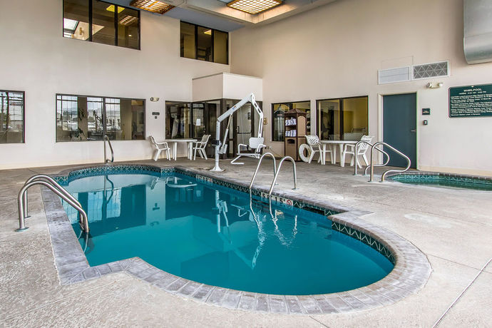 Imagen de la piscina del Hotel Quality Suites New Iberia. Foto 9