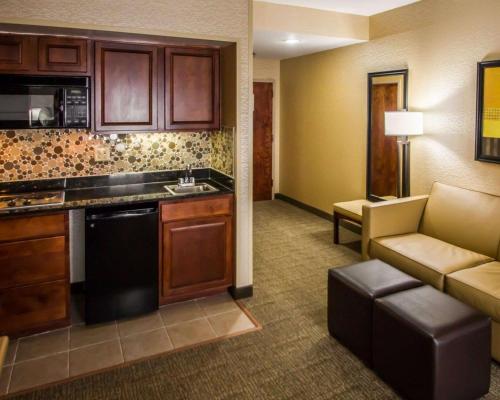 Imagen de la habitación del Hotel Quality Suites Nyc Gateway. Foto 7