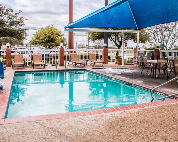 Imagen de la piscina del Hotel Quality Suites, San Antonio. Foto 15