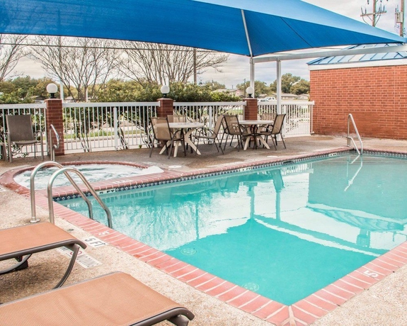 Imagen de la piscina del Hotel Quality Suites, San Antonio. Foto 16