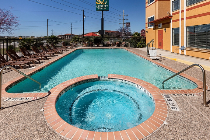 Imagen de la piscina del Hotel Quality Suites San Antonio. Foto 13