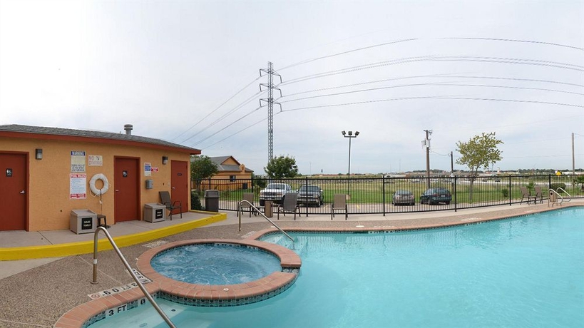 Imagen de la piscina del Hotel Quality Suites San Antonio. Foto 14