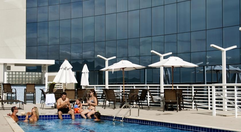 Imagen de la piscina del Hotel Quality Vitoria. Foto 5
