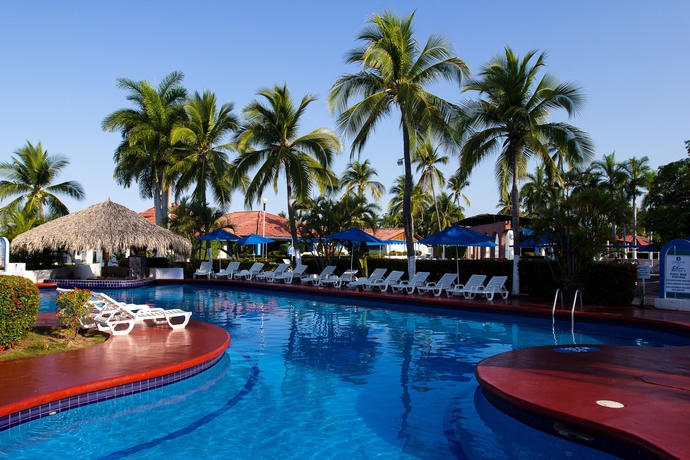 Imagen de la piscina del Hotel Qualton Club Ixtapa - All Inclusive. Foto 14