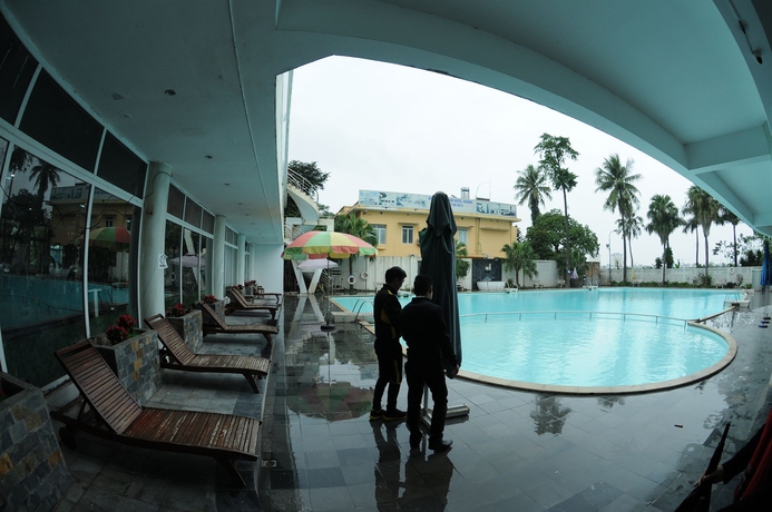Imagen de la piscina del Hotel Quang Ba Trade Union. Foto 14