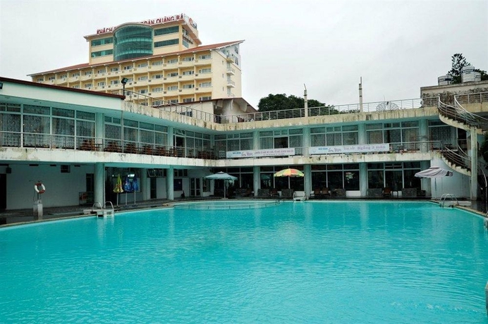 Imagen de la piscina del Hotel Quang Ba Trade Union. Foto 15