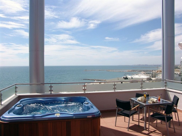 Imagen de la piscina del Hotel Quarteira Sol. Foto 10