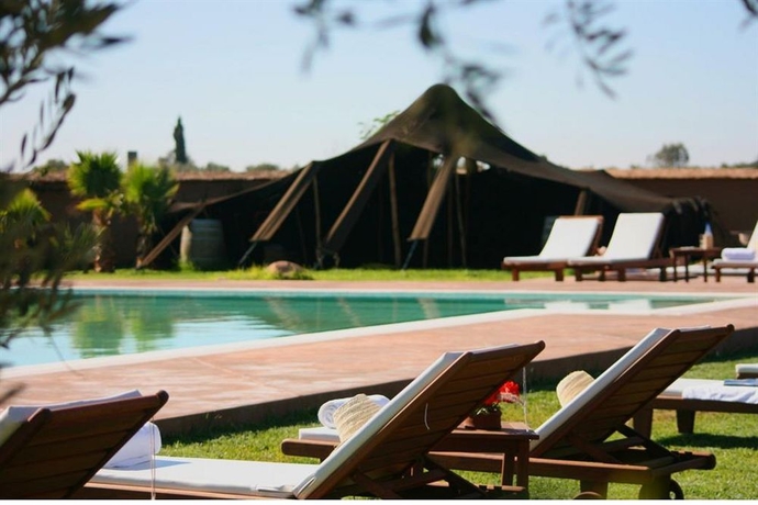 Imagen de la piscina del Hotel Quaryati Ecolodge Marrakech. Foto 12