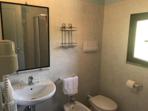 Imagen de la habitación del Hotel Quasar, Cala Liberotto. Foto 2