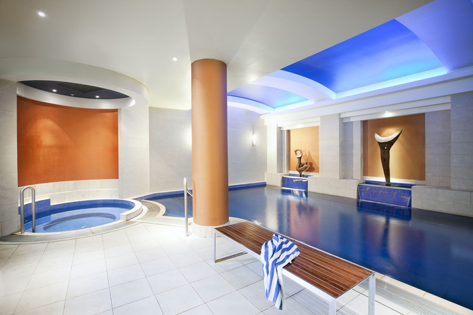 Imagen de la piscina del Hotel Quay West Suites Melbourne. Foto 16