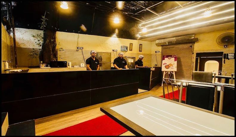 Imagen del bar/restaurante del Hotel Qubestay Airport Capsule and Hostel. Foto 3