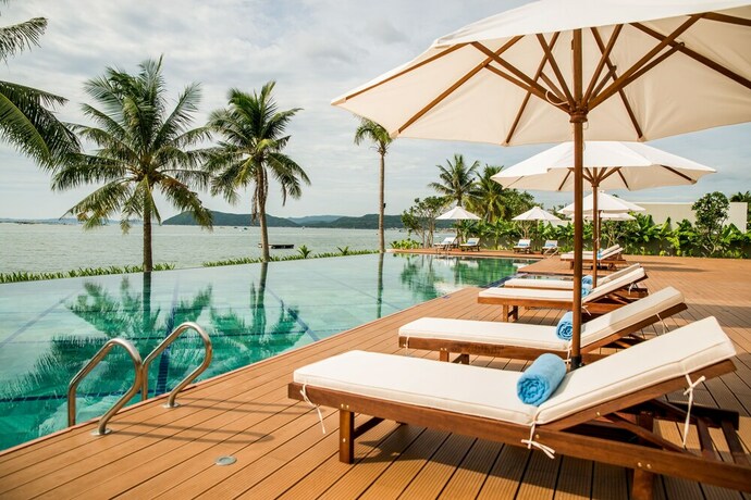 Imagen de la piscina del Hotel Que Toi Village Resort Phu Yen. Foto 35