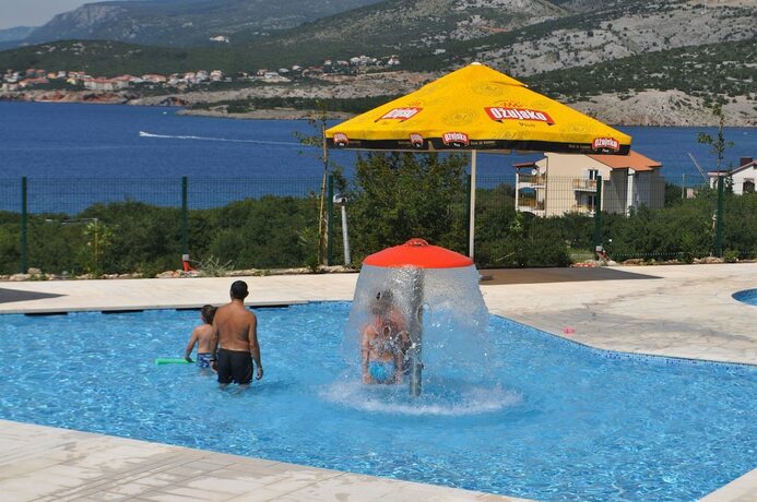 Imagen general del Hotel Queen Campagna mobile homes Klenovica. Foto 15