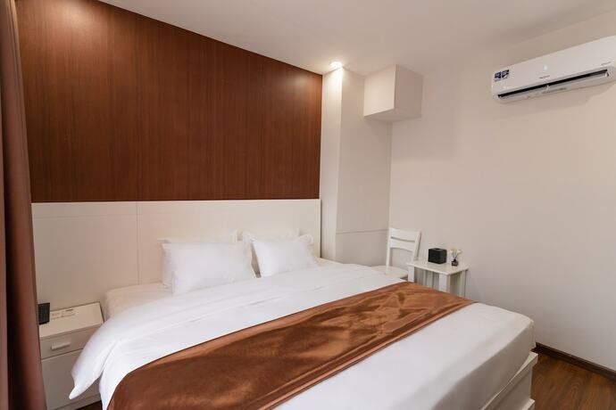 Imagen de la habitación del Hotel Queen Central. Foto 30