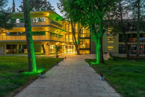 Imagen general del Hotel Queen Nelly Park. Foto 9