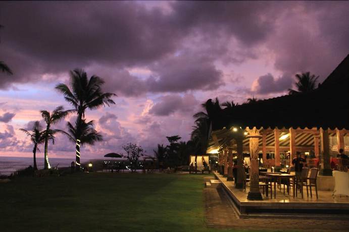 Imagen del bar/restaurante del Hotel Queen Of The South Resort. Foto 2