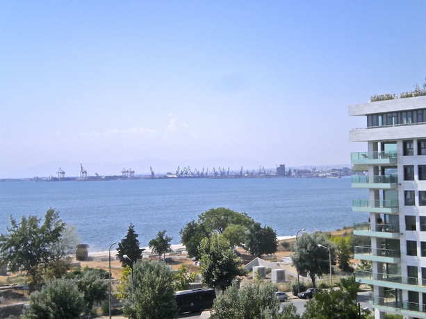 Imagen de los exteriores del Hotel Queen Olga. Foto 7