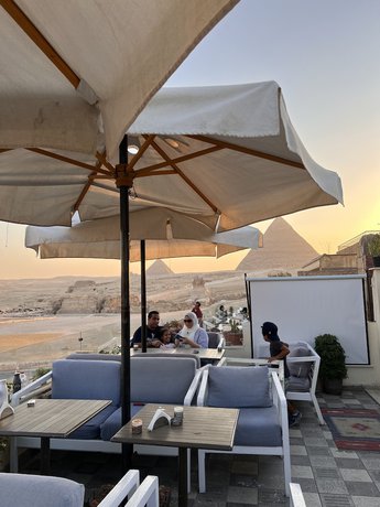 Imagen del bar/restaurante del Hotel Queen Pyramids View. Foto 8
