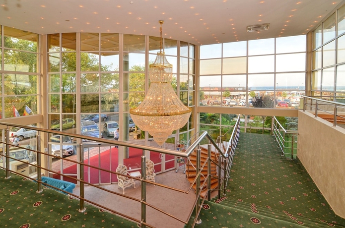 Imagen de los interiores del Hotel Queen Vera. Foto 18