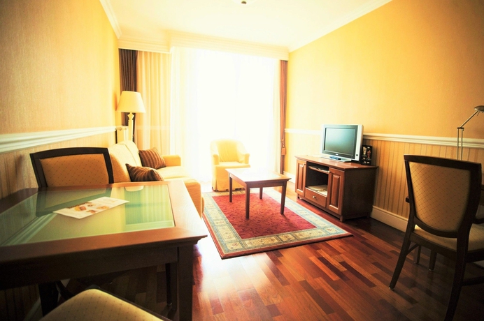 Imagen de los interiores del Hotel Queen´s Court & Residence. Foto 8