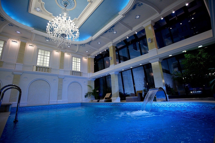 Imagen de la piscina del Hotel Queen´s Court & Residence. Foto 16