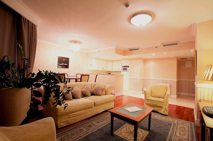 Imagen de los interiores del Hotel Queen´s Court & Residence. Foto 9