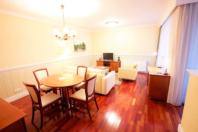 Imagen de la habitación del Hotel Queen´s Court & Residence. Foto 4