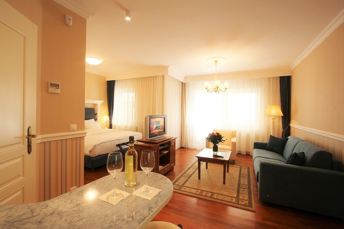 Imagen de los interiores del Hotel Queen´s Court & Residence. Foto 10