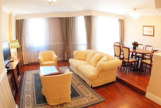 Imagen de los interiores del Hotel Queen´s Court & Residence. Foto 11