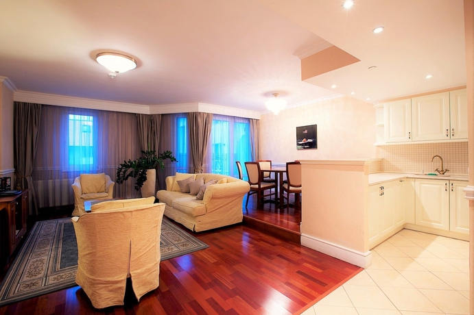 Imagen de los interiores del Hotel Queen´s Court & Residence. Foto 12