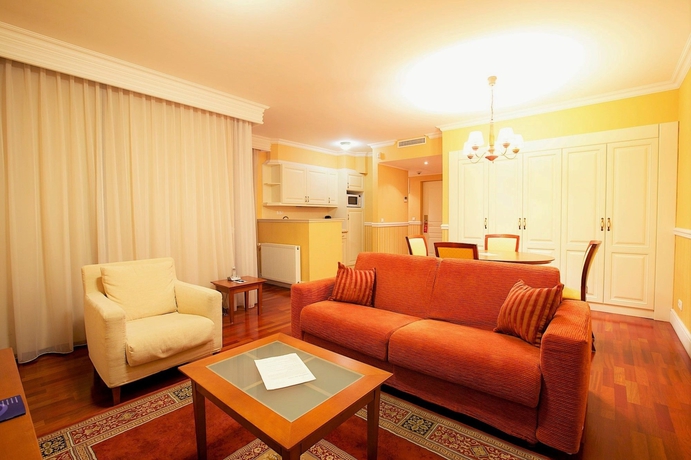 Imagen de los interiores del Hotel Queen´s Court & Residence. Foto 13