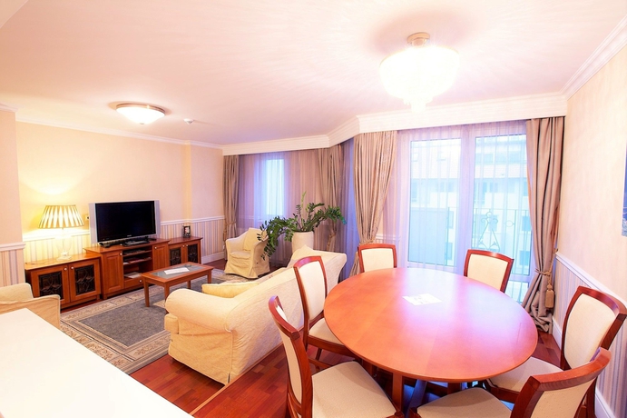 Imagen de los interiores del Hotel Queen´s Court & Residence. Foto 14