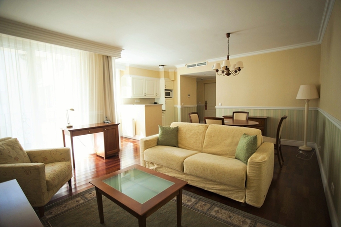Imagen de los interiores del Hotel Queen´s Court & Residence. Foto 15