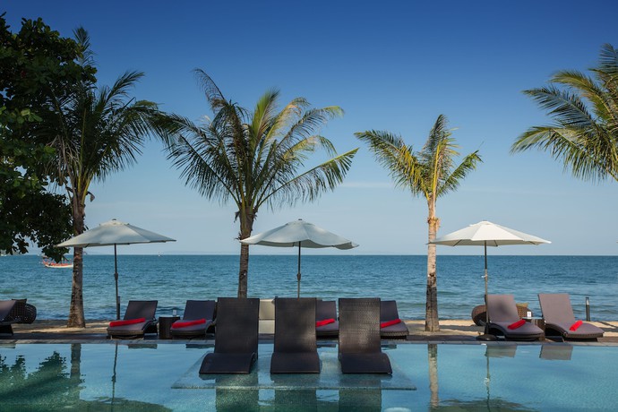 Imagen de la piscina del Hotel Queenco and Casino. Foto 14