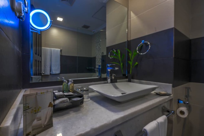 Imagen de la piscina del Hotel Queenco and Casino. Foto 15