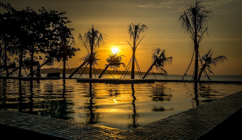 Imagen de la piscina del Hotel Queenco and Casino. Foto 16