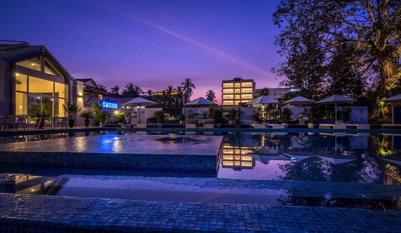 Imagen de la piscina del Hotel Queenco and Casino. Foto 17