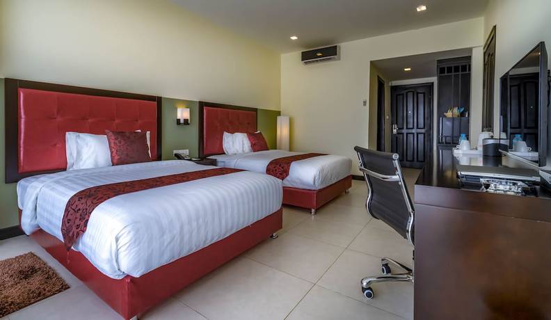 Imagen de la piscina del Hotel Queenco and Casino. Foto 18