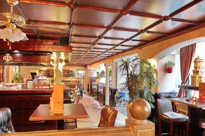 Imagen del bar/restaurante del Hotel Queens Astoria Design. Foto 4