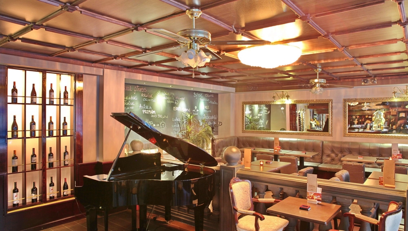 Imagen del bar/restaurante del Hotel Queens Astoria Design. Foto 5