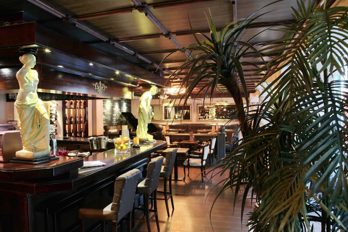 Imagen del bar/restaurante del Hotel Queens Astoria Design. Foto 6