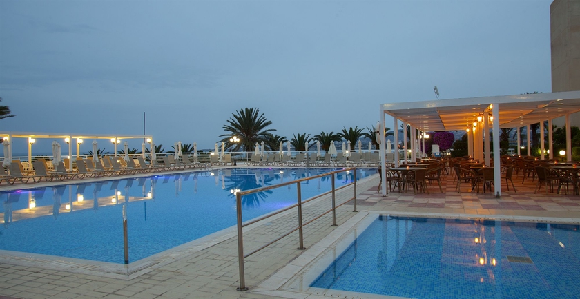 Imagen de la piscina del Hotel Queen's Bay. Foto 15