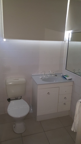 Imagen de la habitación del Hotel Queens Beach Motor. Foto 17