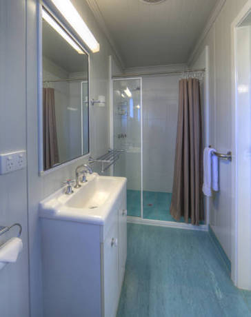 Imagen de la habitación del Hotel Queens Beach Tourist Village. Foto 2