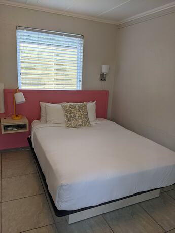 Imagen de la habitación del Hotel Queens Court. Foto 11