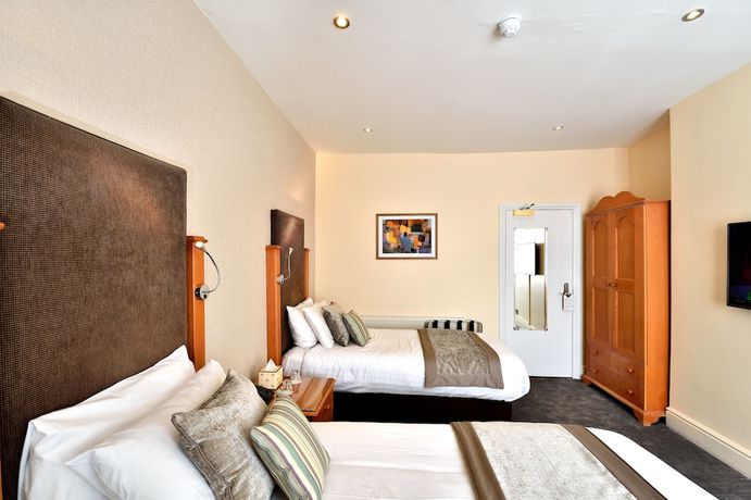 Imagen de la habitación del Hotel Queens Court. Foto 13