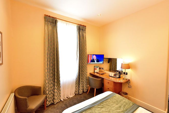 Imagen de la habitación del Hotel Queens Court. Foto 16