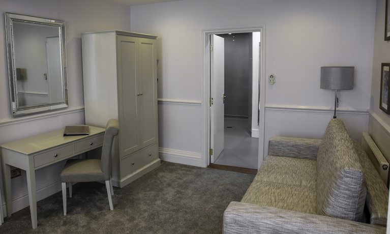 Imagen de la habitación del Hotel Queens Court. Foto 19